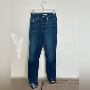 Women's Good American Size 6 Darker Wash Skinny Jeans with Ripped Edge